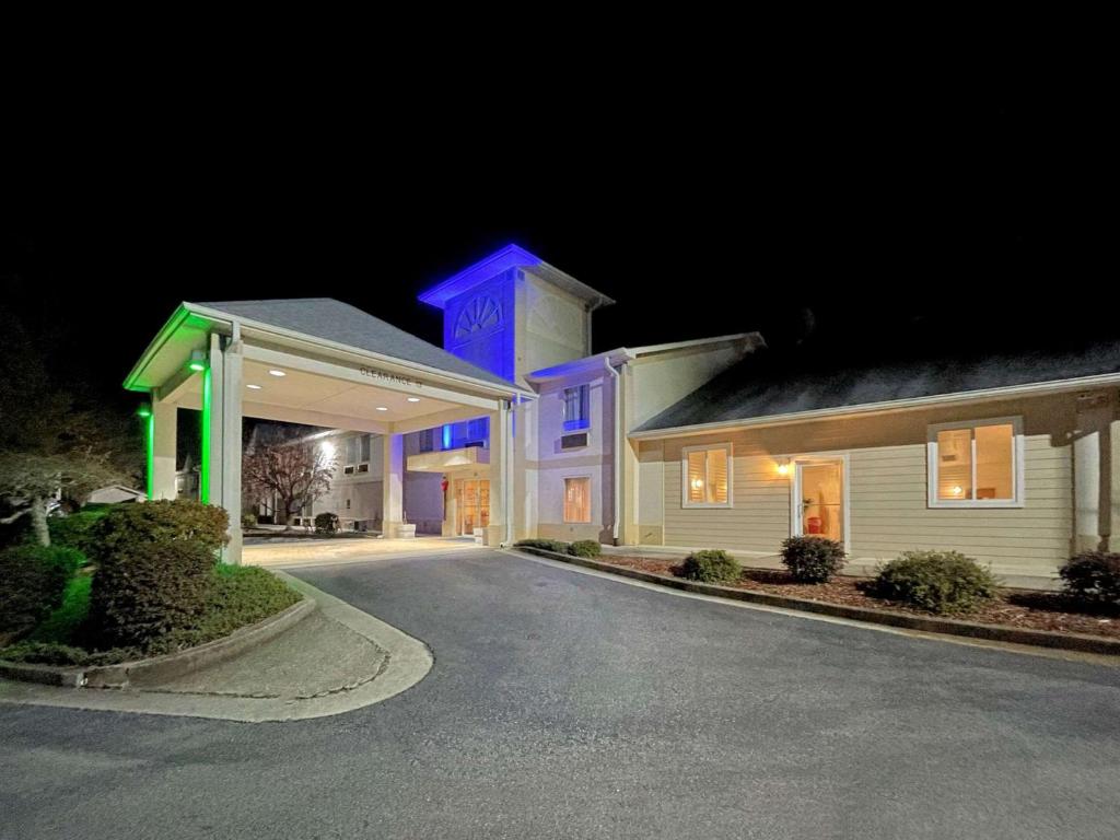 Gateway Inn & Suites - main image