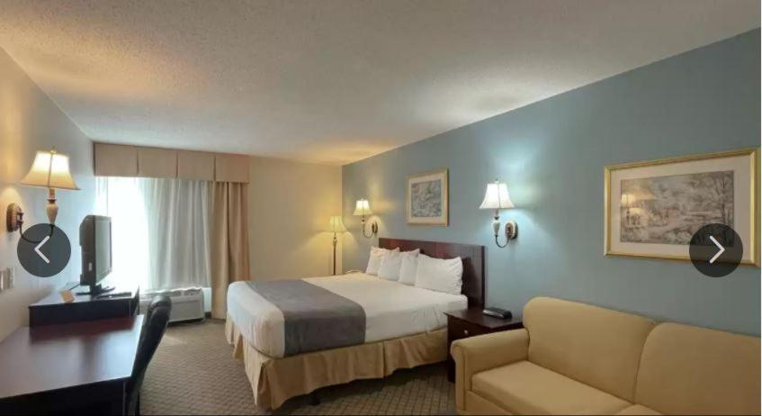 Gateway Inn & Suites - image 2