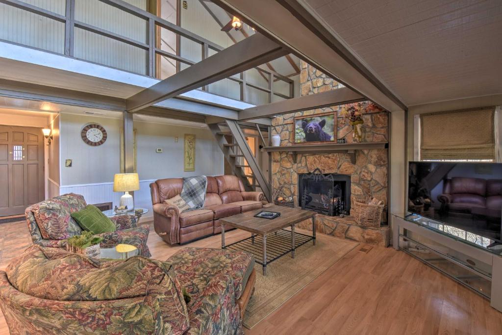 Spacious Sky Valley Cabin with Deck and Fireplace - image 5