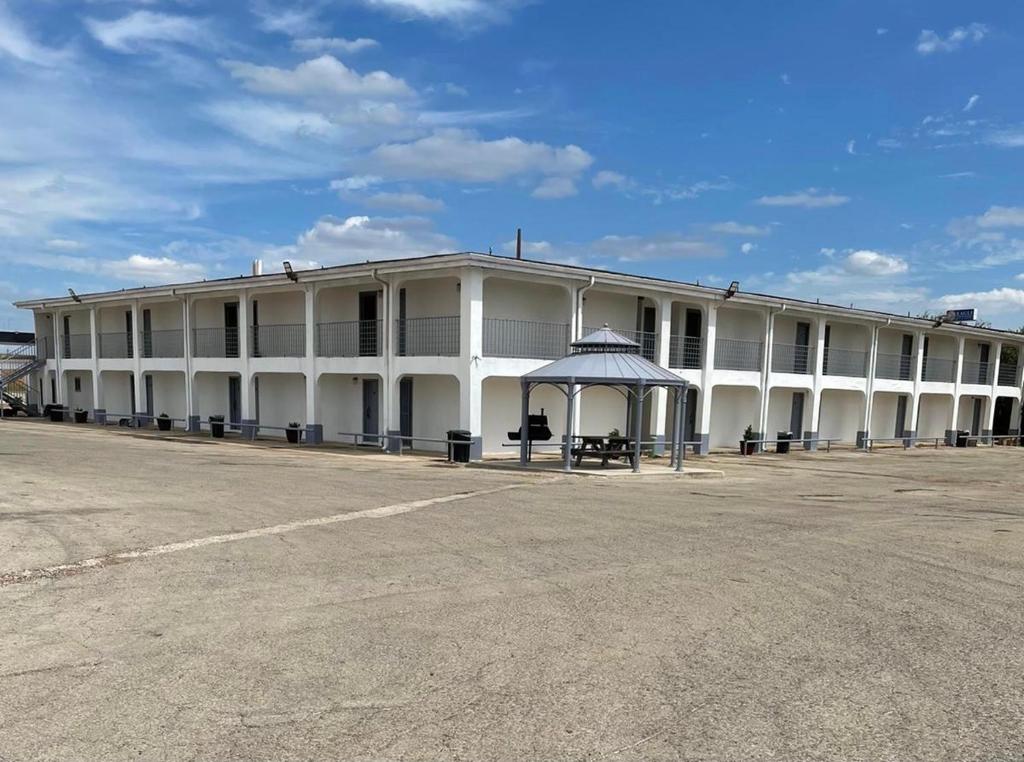 Dilley executive inn - main image