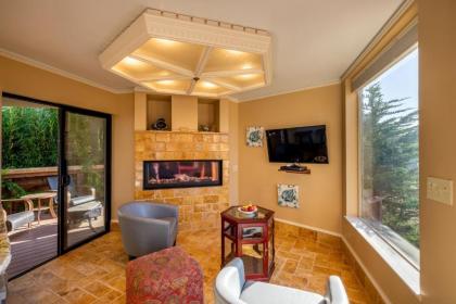 Above and Beyond! Hot tub! Endless Views! Rooftop Patio! Fast WiFi!! Dog Friendly! - image 11