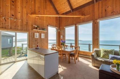 Breaking Waves! On the Bluff! AMAZING VIEWS!! BBQ! Fast WiFi! Walk to Beach!!! - image 10