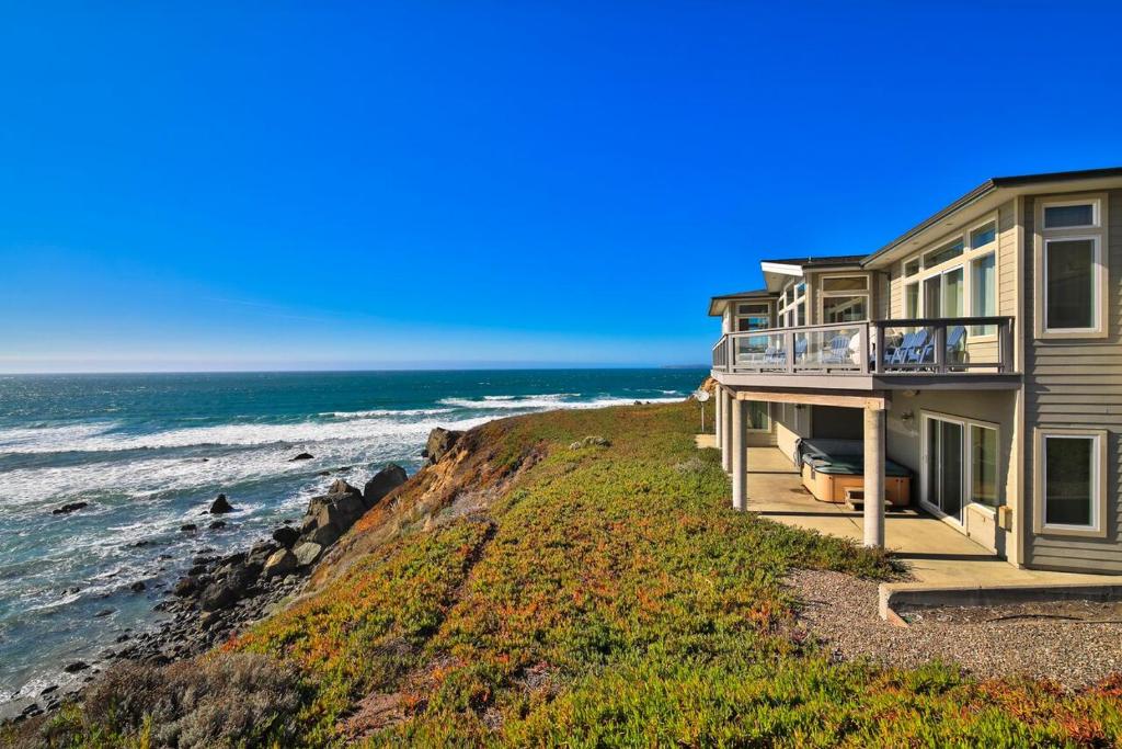 Sea Glass! AMAZING VIEWS!!!! On the Bluff! Walk to Beach! Hot Tub!! BBQ! Fast WiFi! A Dillon Beach Jewel!!! - image 2