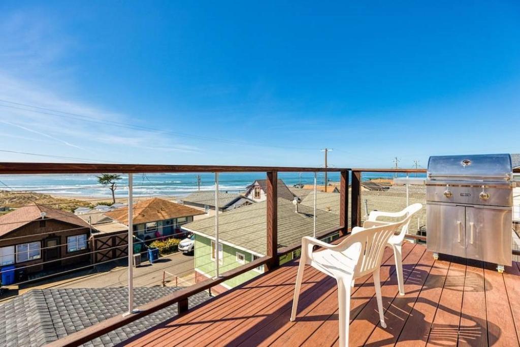 The Lookout! Stunning Views!! Walk to Beach! BBQ! Fast WiFi!! Dog Friendly! - image 3