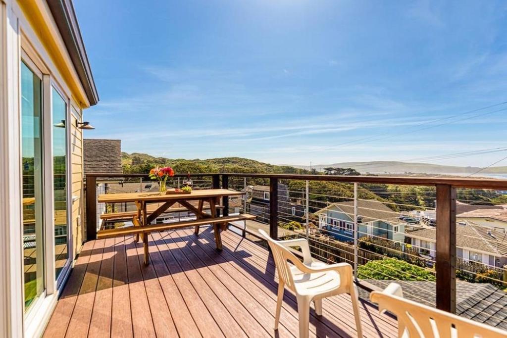 The Lookout! Stunning Views!! Walk to Beach! BBQ! Fast WiFi!! Dog Friendly! - image 5