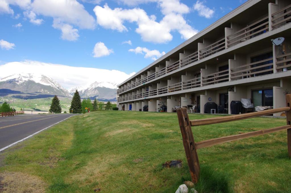 Scenic Dillon Condo with Hot Tub and Mountain Views! - image 2