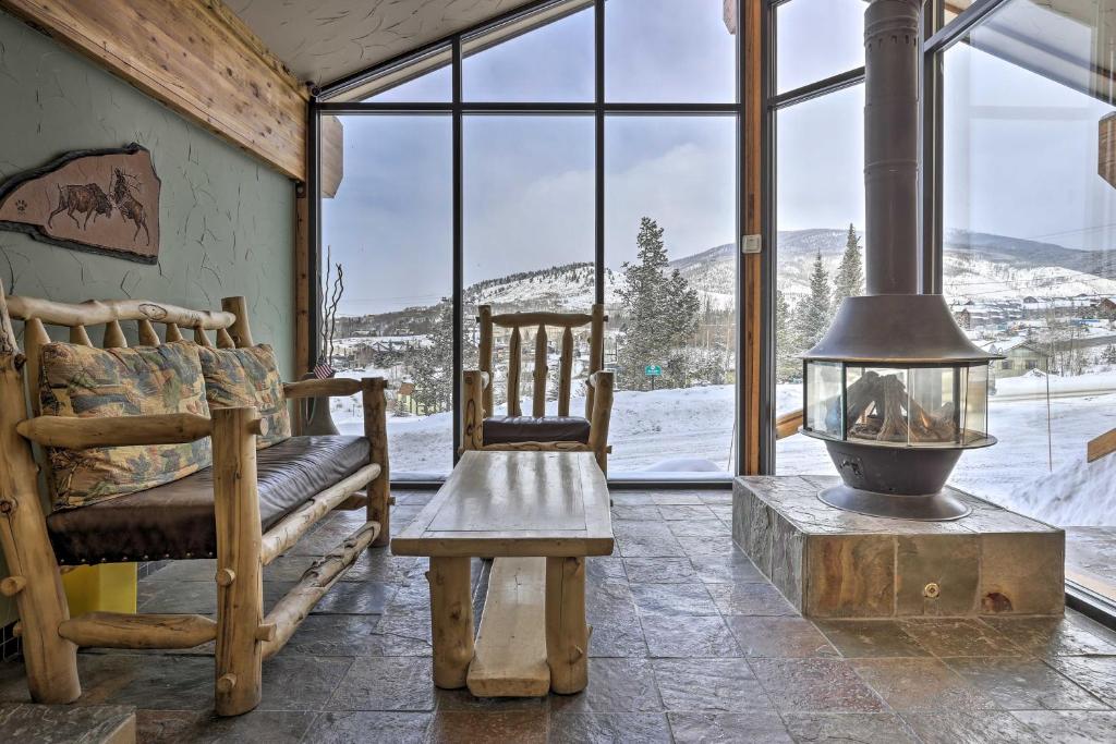 Lakefront Retreat with Panoramic Mountain Views - image 3