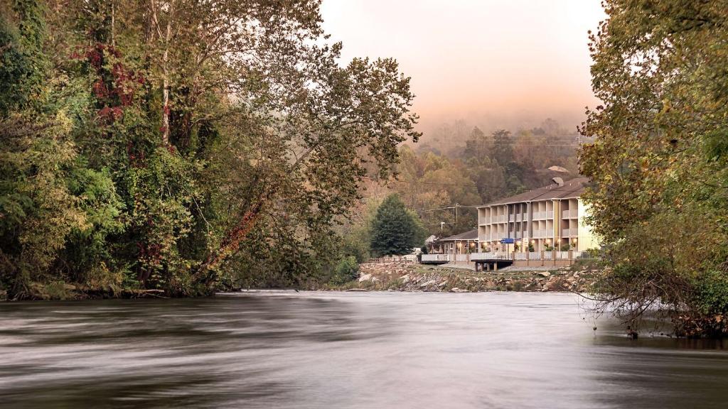 Best Western Plus River Escape Sylva / Dillsboro - main image