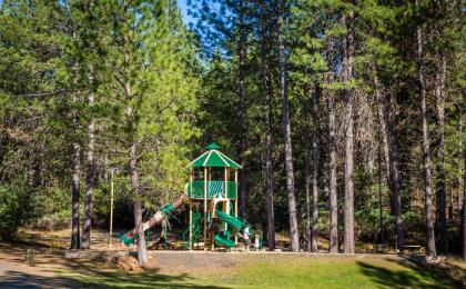 Lake of the Springs Camping Resort Yurt 1 - image 10