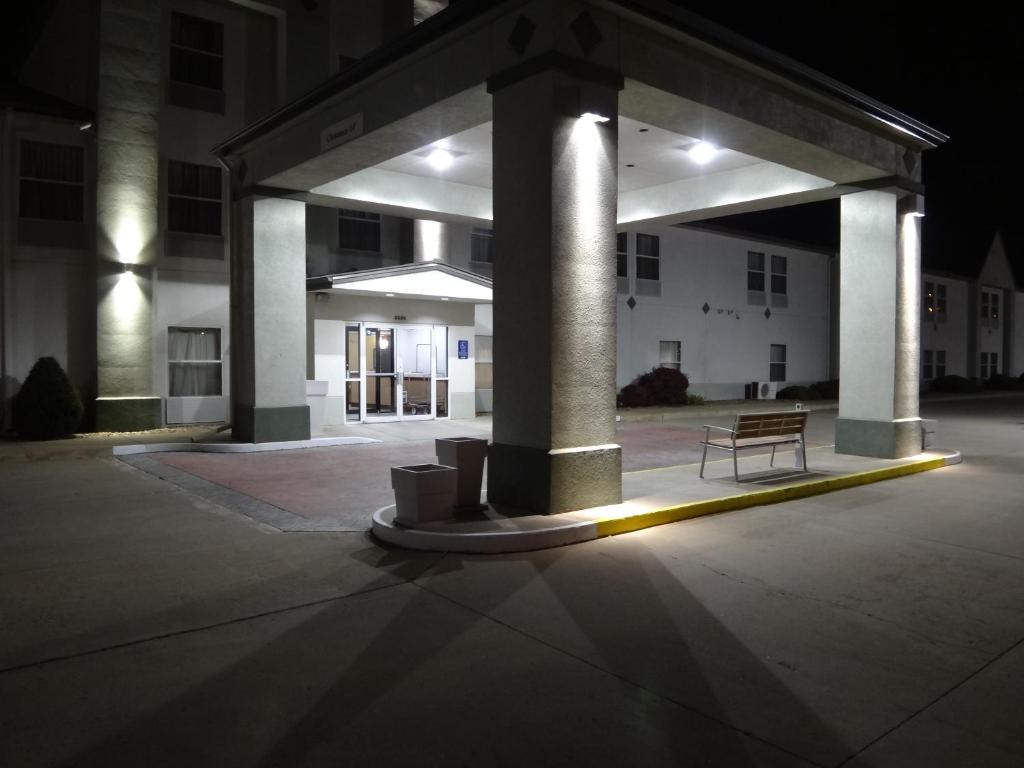 Windsor Inn & Suites - image 3