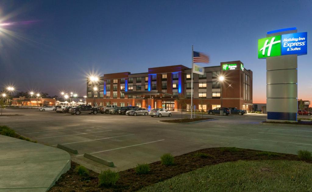 Holiday Inn Express & Suites - Dodge City an IHG Hotel - main image