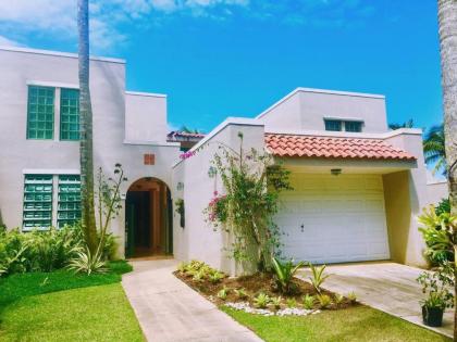 Villa Coral Reef  4BR with community pool overlooking ocean Dorado