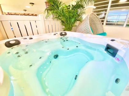 Tropical Breeze Private Jacuzzi for 4 Beach View - image 2