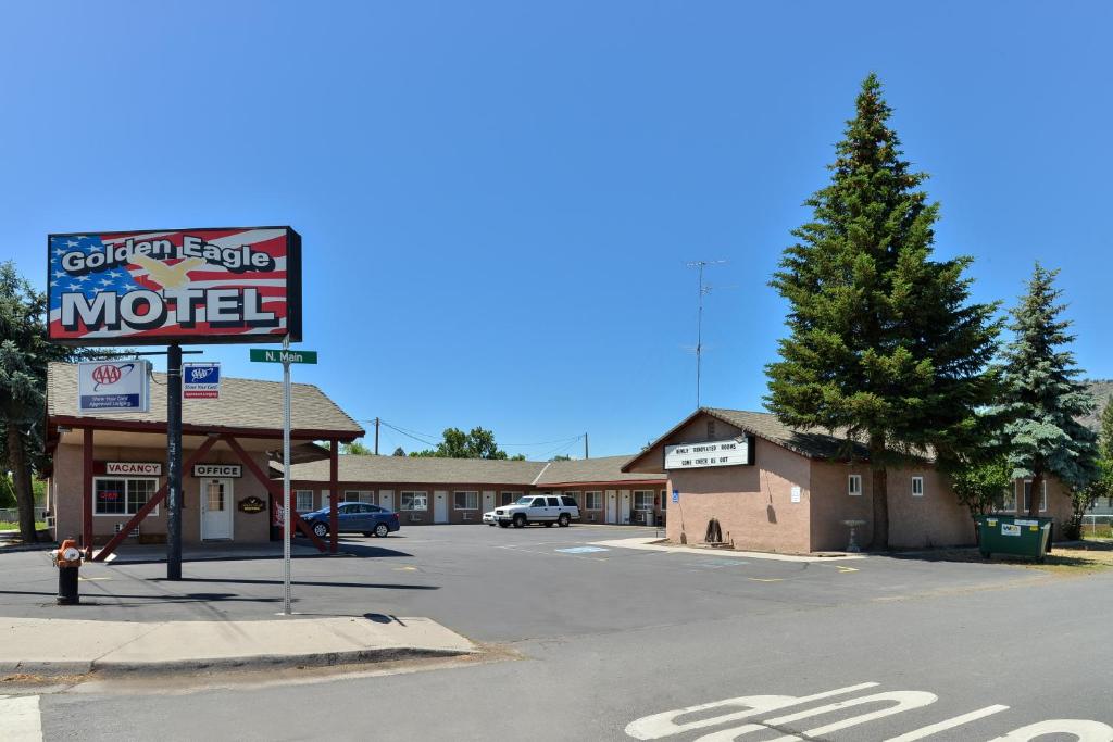 Golden Eagle Motel - image 2