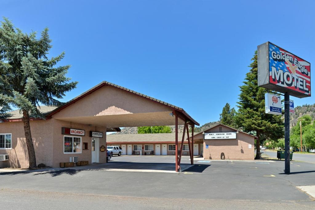 Golden Eagle Motel - image 3