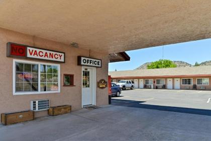 Golden Eagle Motel - image 4