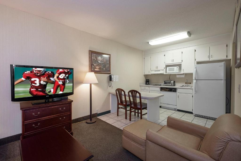 Red Roof Inn & Suites Dothan - image 7