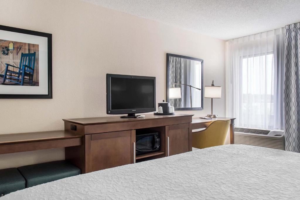 Hampton Inn Douglas - image 6