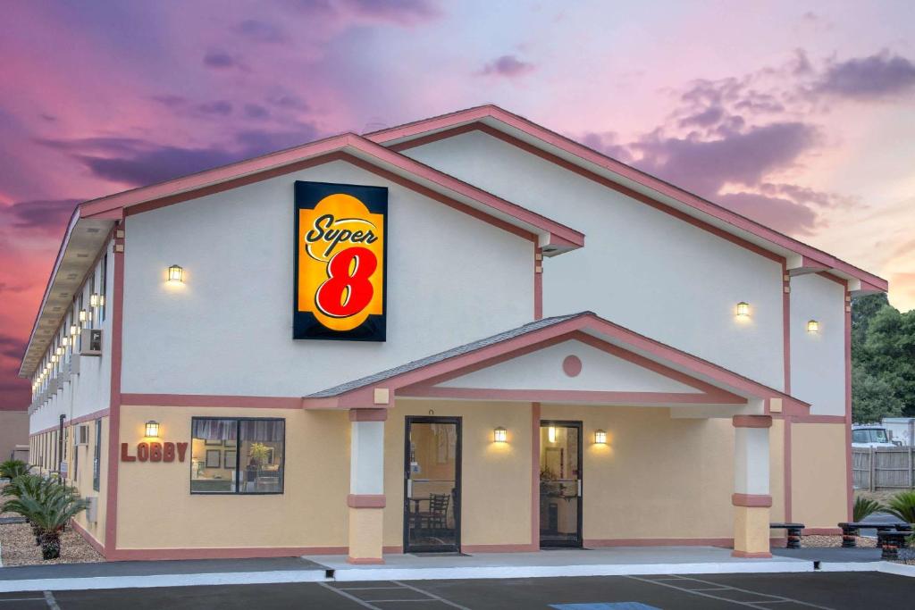 Super 8 by Wyndham Douglas - main image