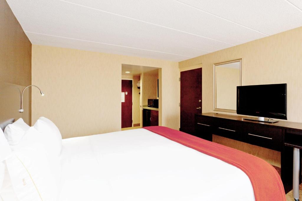 Holiday Inn Express Hotel & Suites Dover an IHG Hotel - image 3