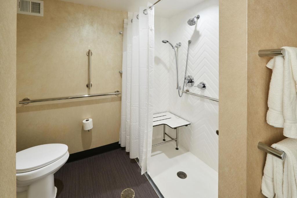 Holiday Inn & Suites Philadelphia W - Drexel Hill an IHG Hotel - image 5