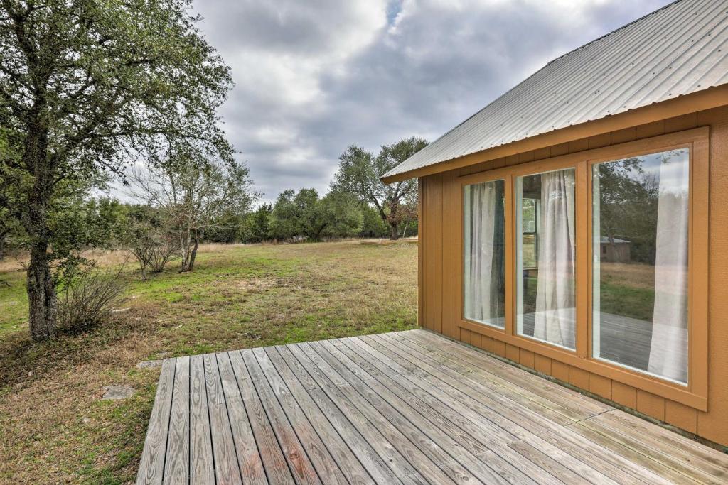 Dripping Springs Home with Deck Near Wedding Venue - main image