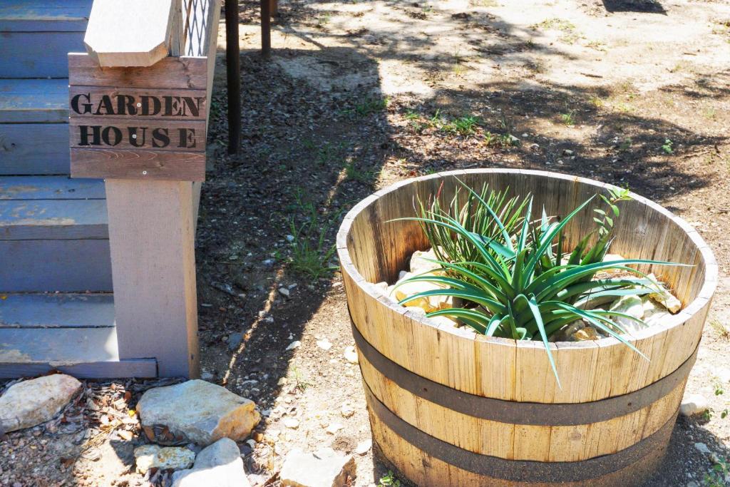 Arbor House of Dripping Springs - Garden House - image 3