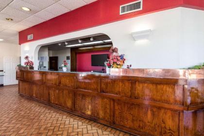 Econo Lodge Inn & Suites Conference Center Dublin - image 15