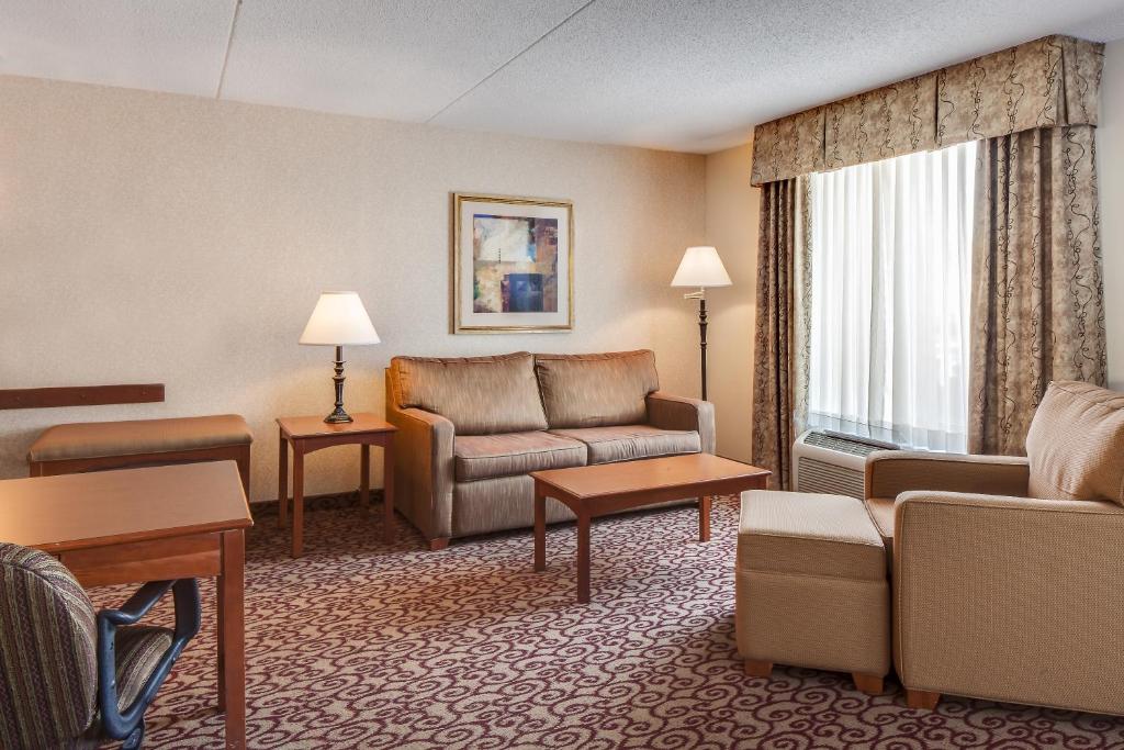 Hampton Inn Dubuque - image 4