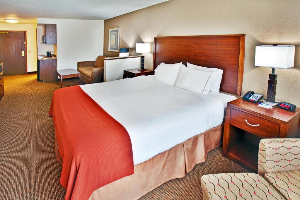 Holiday Inn Express Hotel & Suites - Dubuque West an IHG Hotel - image 3