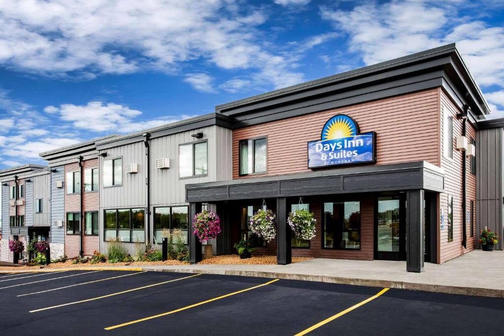 Days Inn & Suites by Wyndham Duluth by the Mall - main image