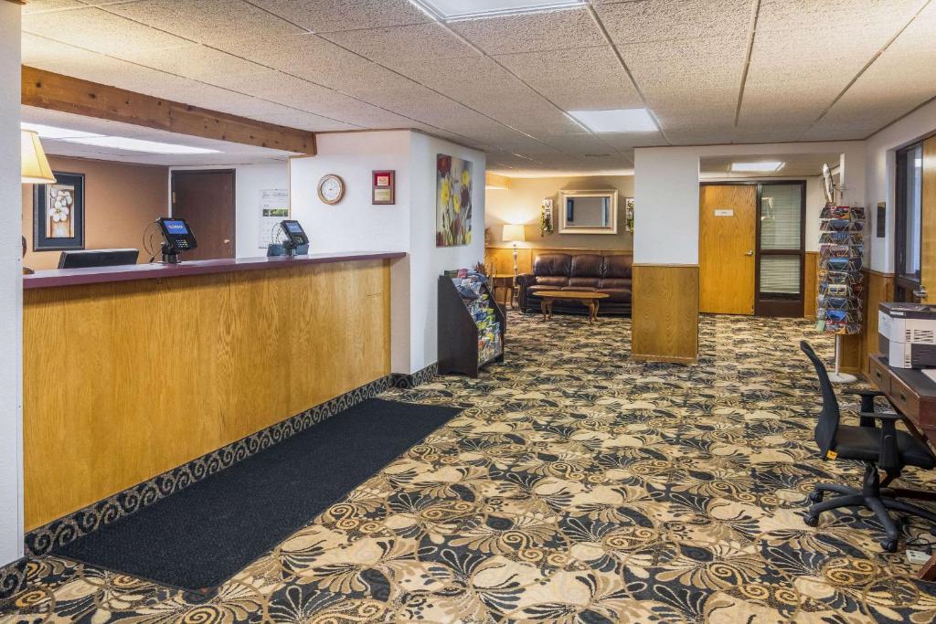 Econo Lodge Duluth near Miller Hill Mall - image 5