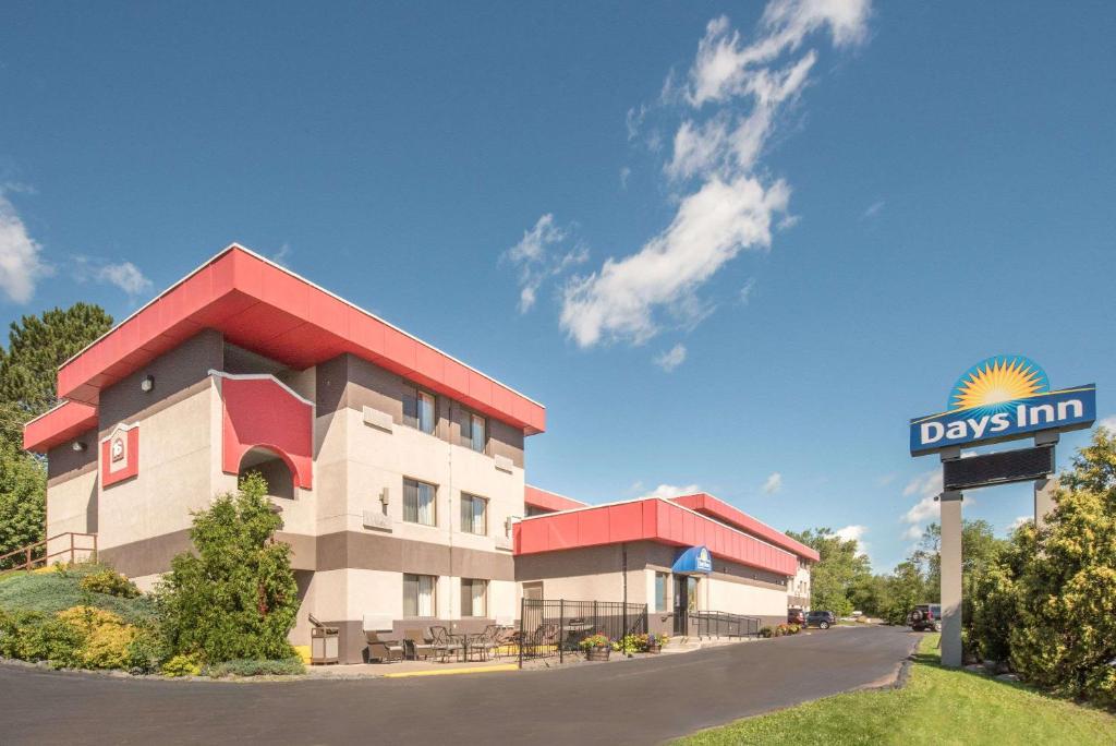 Days Inn by Wyndham Duluth Lakewalk - main image