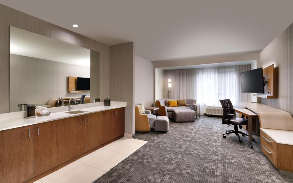 Courtyard by Marriott Atlanta Duluth Downtown - image 3