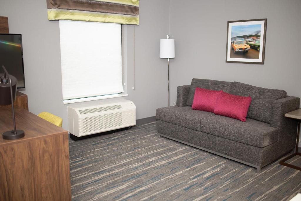 Hampton Inn and Suites Dundee - image 2