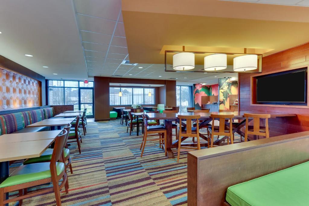 Fairfield Inn & Suites by Marriott Dunn I-95 - image 6