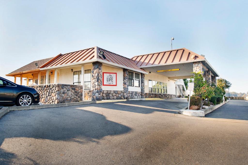 Dunnigan Inn & Suites - image 2