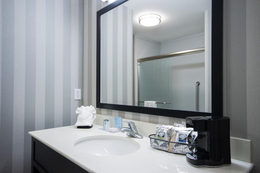 Hampton Inn & Suites DuPont - image 4