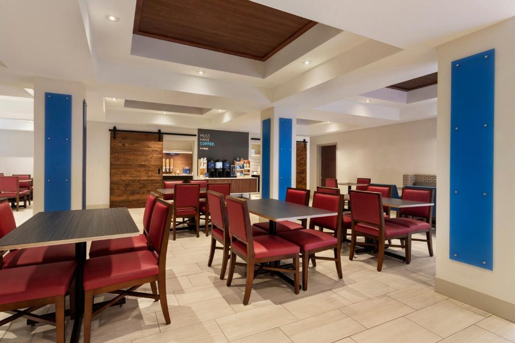 Holiday Inn Express Hotel & Suites Durant an IHG Hotel - main image