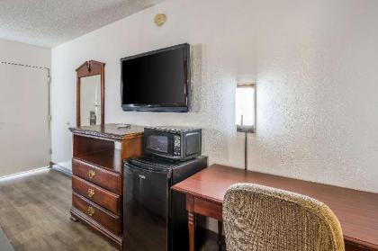 Econo Lodge - image 3