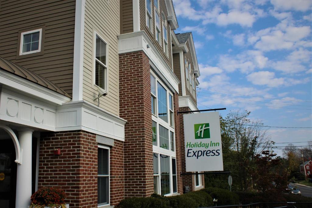 Holiday Inn Express Durham-UNH an IHG Hotel - main image