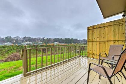 Durham Townhome with Deck - 15 Min to Downtown DPAC! - image 1