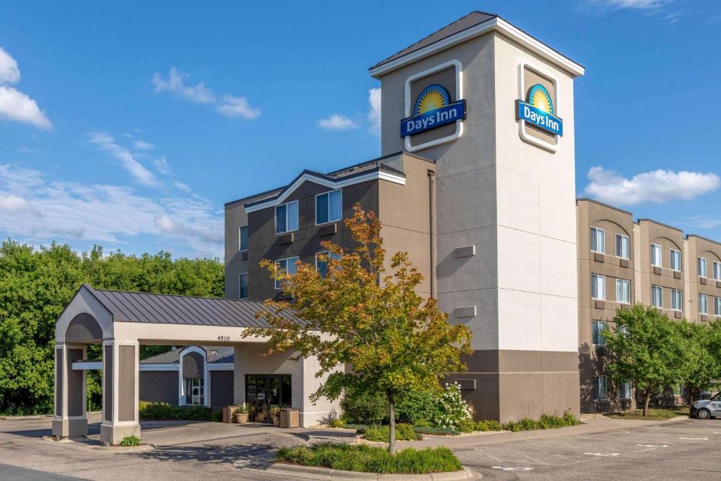 Days Inn by Wyndham Eagan Minnesota Near Mall of America - image 5