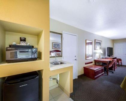 Econo Lodge Inn & Suites Eagle Pass - image 2