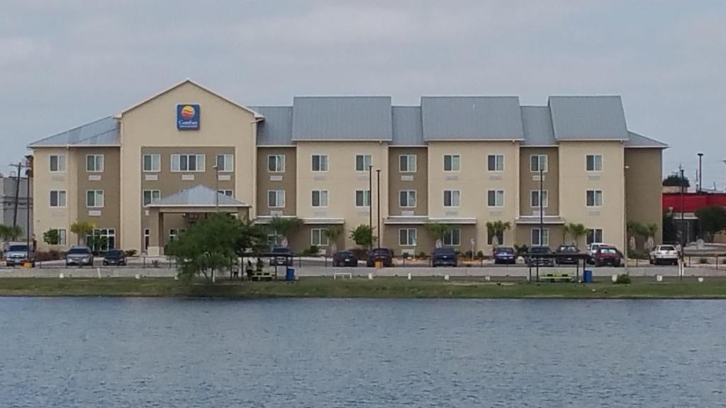 Comfort Inn & Suites Lakeside - main image