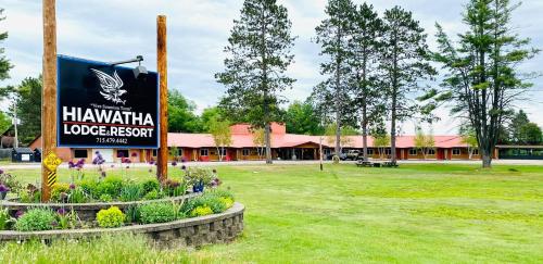 Hiawatha Lodge Inn - main image