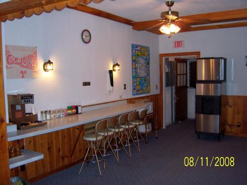 Travelers Inn Motel - image 4