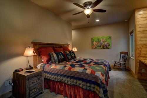 Whispering Pines Lodge: 9 Bedroom - image 2