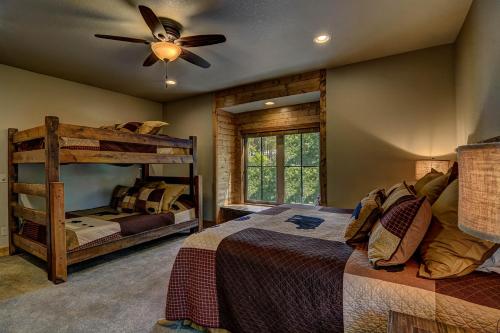 Whispering Pines Lodge: 9 Bedroom - image 4