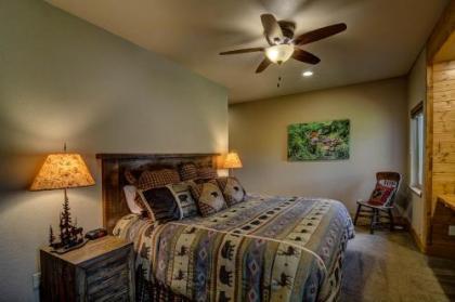 Whispering Pines Lodge: 9 Bedroom - image 5